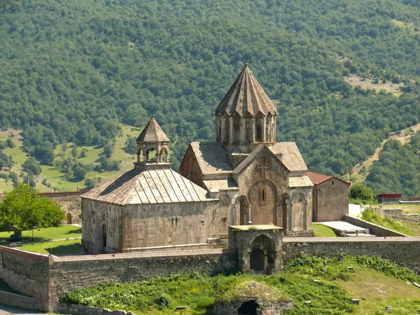 Ağdərədə “ erməni tarixi” görüntüsü yaradan BOŞ KİTABLAR
