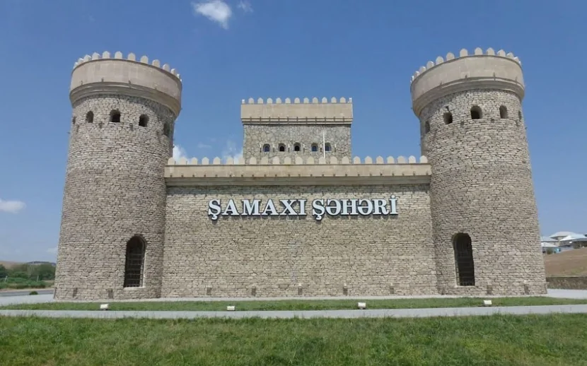Şamaxıda \"Mercedes\" ana və qızını vurdu - FOTO