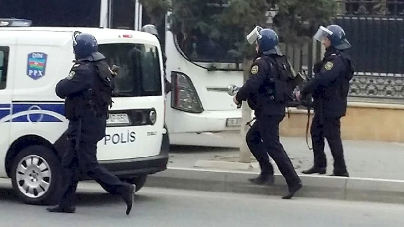 Polis əməliyyat keçirdi - 53 nəfər saxlanıldı