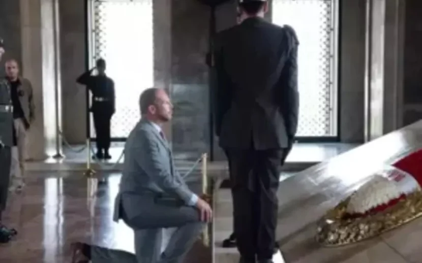 Belçikanın müdafiə naziri Anıtkabirdə diz çöküb