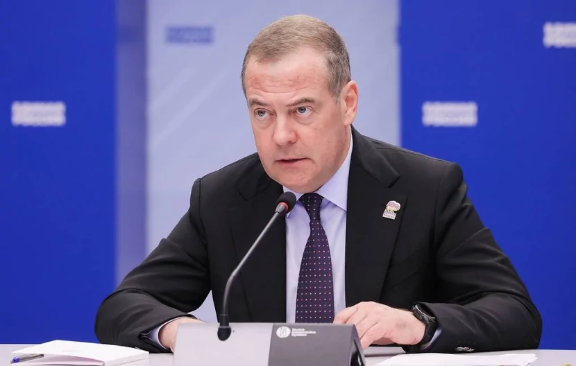 Medvedevdən sərt cavab: “Amerikada işlə, qoca!”