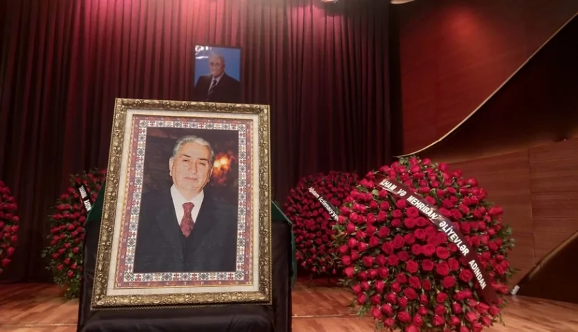 Arif Babayevi alqışlarla son mənzilə yola saldılar - VİDEO