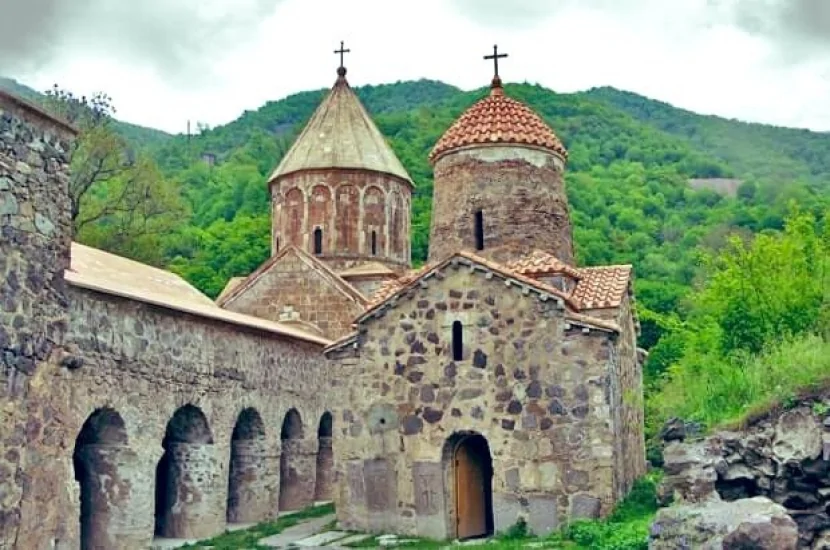 Ermənistanda Apostol kilsəsinə ayrılmış torpaq sahələri geri alınır
