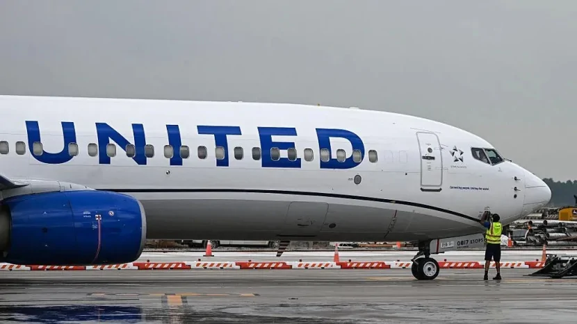 ABŞ-da United Airlines uçuşları nasazlığa görə dayandırıldı
