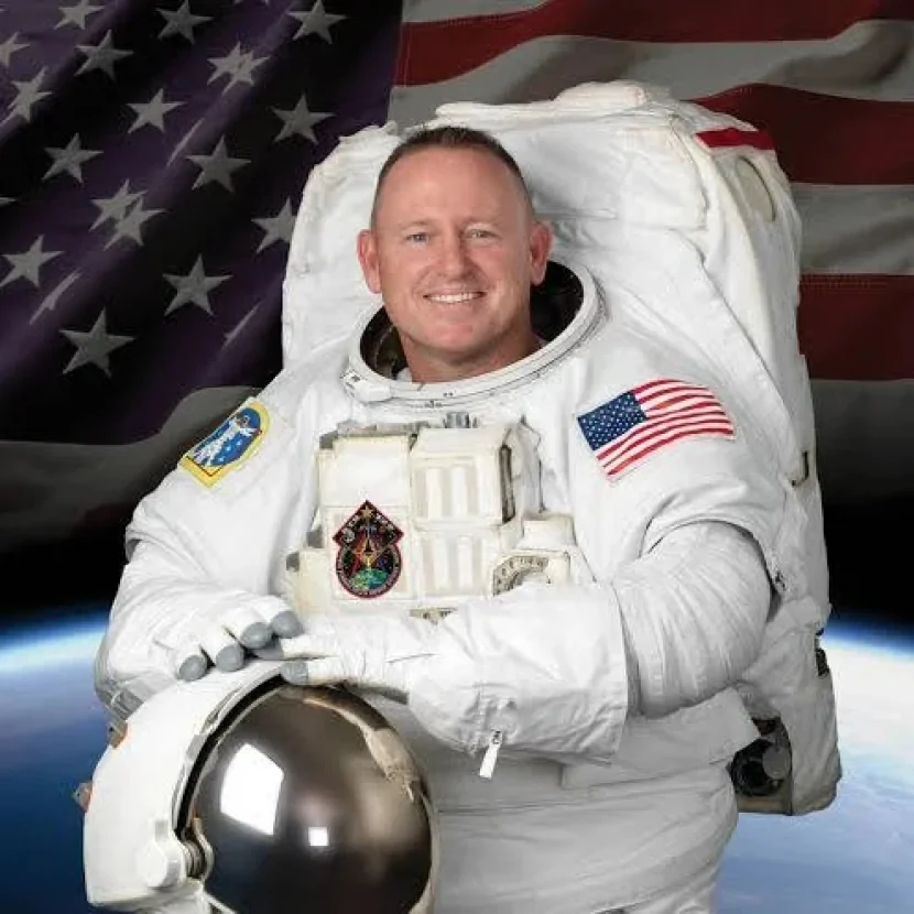 NASA astronavtı təqaüdə çıxdı