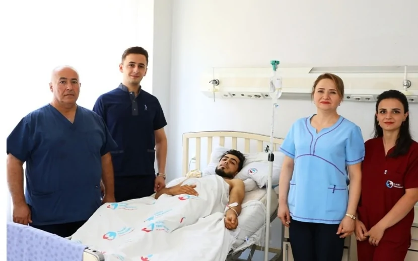 Gənc oğlanın mədəsinə metal əşya batdı