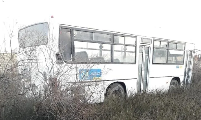Avtobus yanacaqdoldurma məntəqəsinə çırpıldı