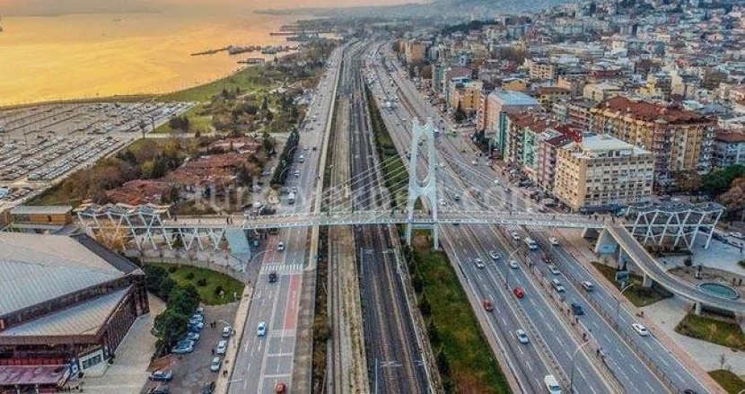 Türkiyənin bu bölgəsində üç yanaşı fabrik YANIR