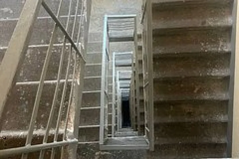 Uşaq səkkizinci mərtəbədən yıxılaraq sağ qaldı