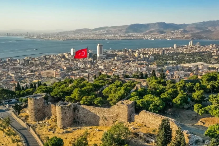 İzmirdəki meşə yanğını yaşayış məntəqələrinə ÇATDI