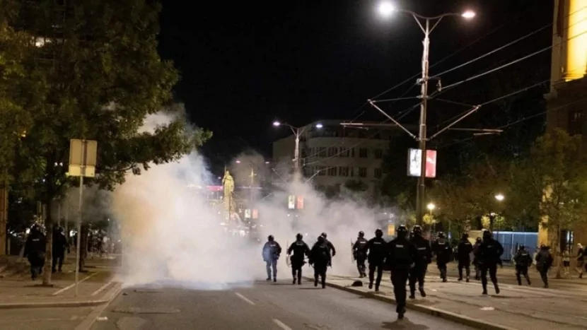 Serbiyada etirazlar: Hakim partiyanın ofisi dağıdıldı