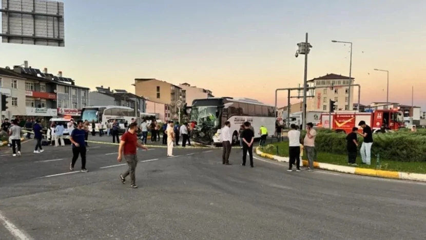 Sərnişin avtobusu ilə traktor toqquşdu: 8 yaralı
