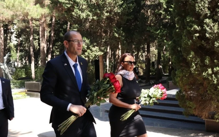 İsrail səfiri Fəxri və Şəhidlər xiyabanlarını ziyarət etdi