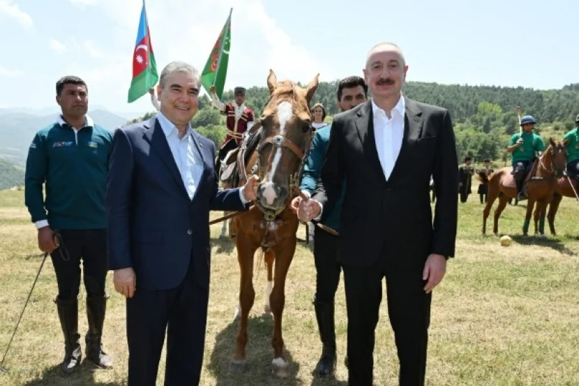 İlham Əliyevə “Axaltəkə” atı hədiyyə edildi