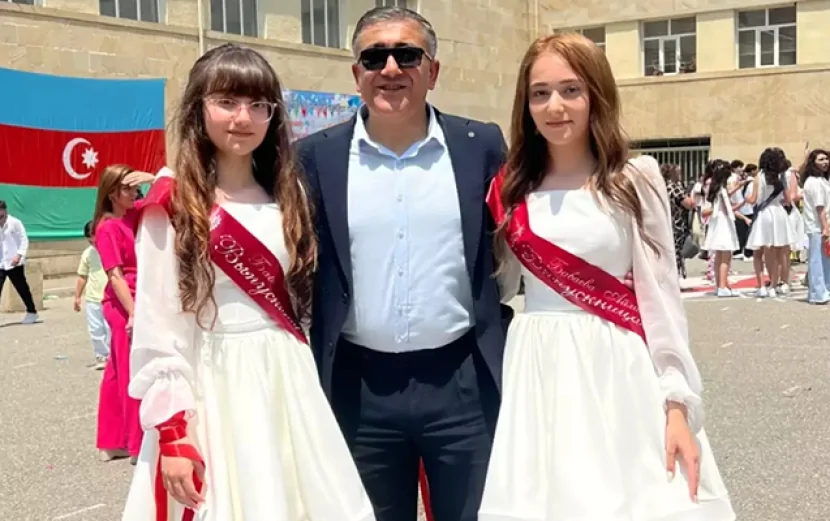 İki qızı da tələbə oldu