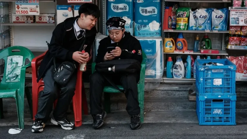 Cənubi Koreya məktəblərdə telefon istifadəsini qadağan etdi