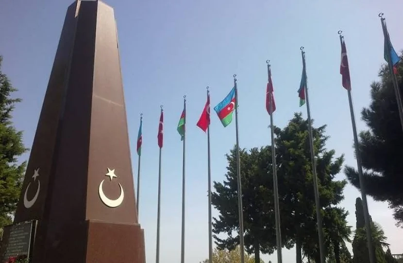 Türkiyənin Zəfər Bayramı münasibətilə Bakıda Türk şəhidliyi abidəsi ziyarət olunub