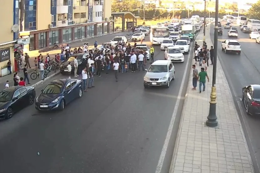 Bakıda avtomobil piyadanı vurub, yolda sıxlıq yaranıb