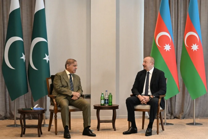 İlham Əliyev Çində Şahbaz Şəriflə söhbət edib 
