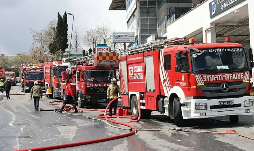 İstanbulda 17 mağaza yanaraq kül oldu