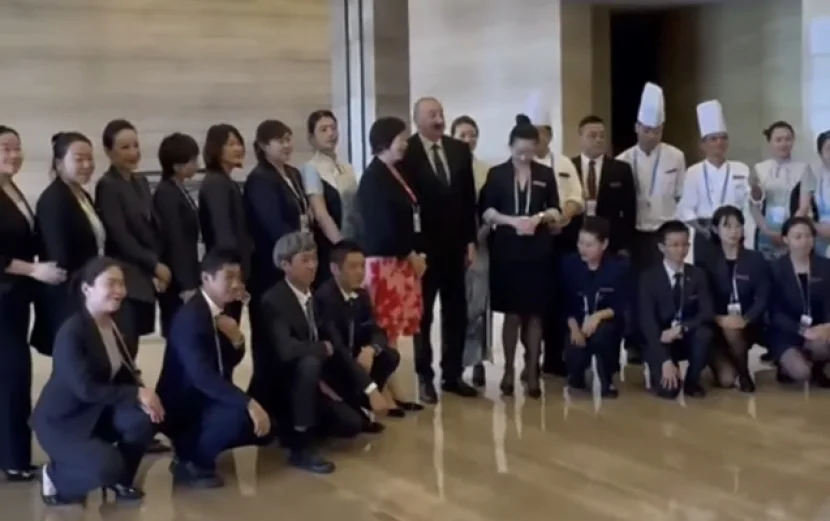 Prezidentin Çində qaldığı hotelin heyəti ilə səmimi görüşü - GÖRÜNTÜLƏR
