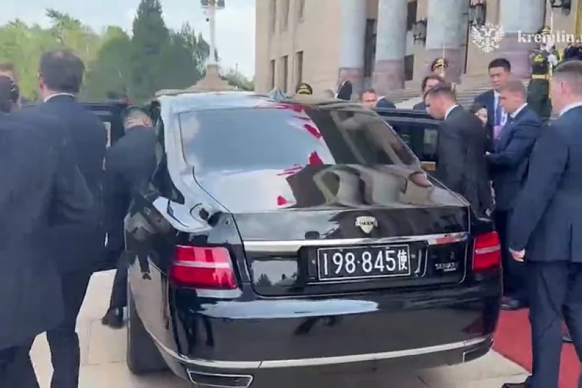 Putin və Kim Çen In eyni avtomobildə danışıqlara gediblər