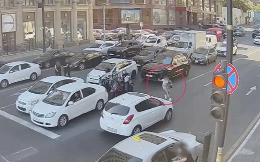 Yolu qaçaraq keçən piyadanı maşın vurdu - Video