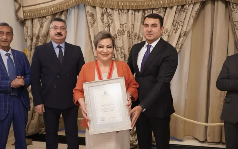 Nazir Afaq Bəşirqızına ordenini təqdim etdi