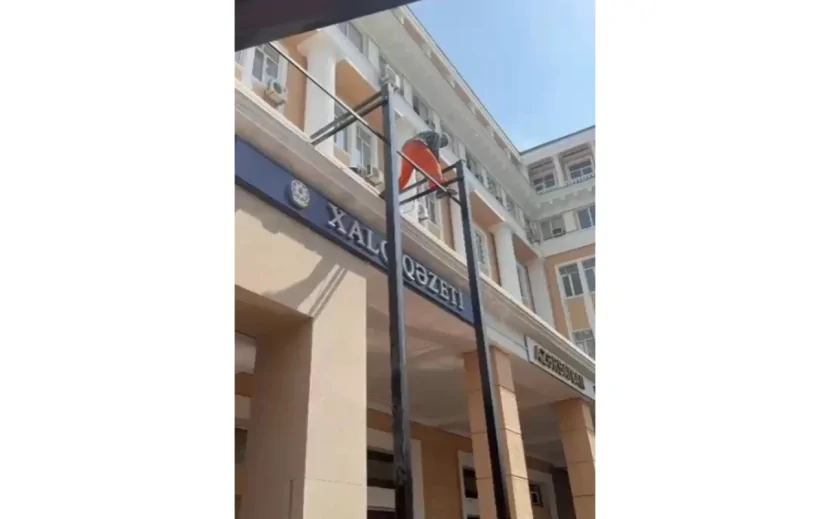 Memarlıq abidəsinin fasadına zərər yetirən metal konstruksiyalar sökülür
