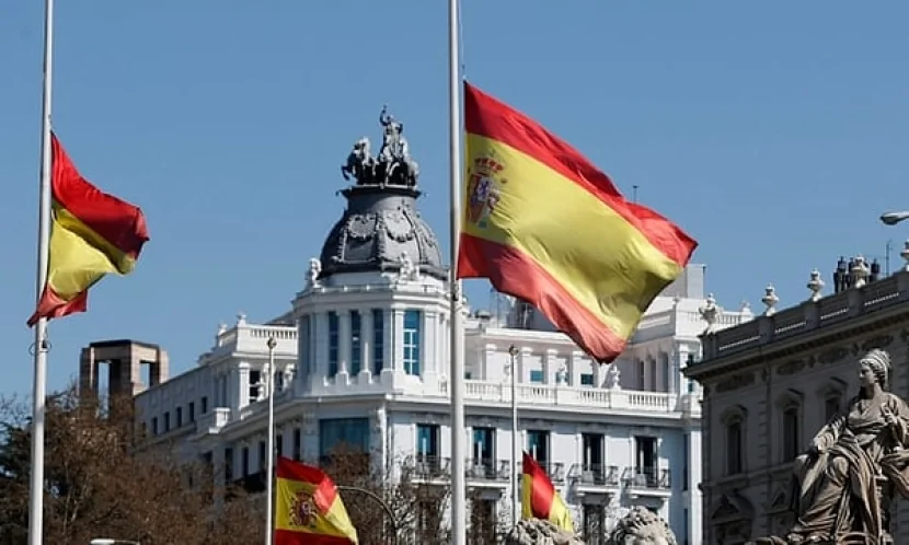 İspaniyada qatarlar relsdən çıxdı: Ölənlər var
