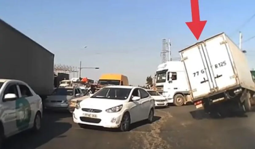 Bakıda yük maşını 5 avtomobili vurub qaçdı