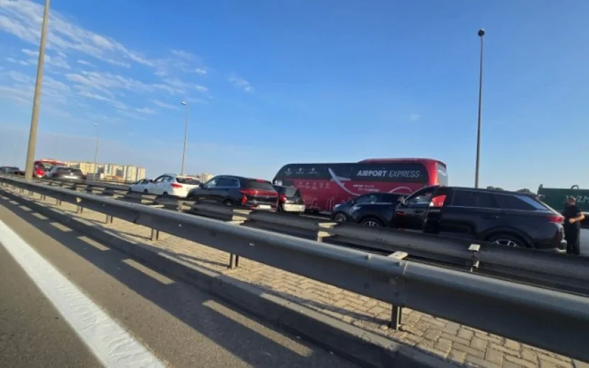 Aeroport yolunda qəza sıxlığa səbəb oldu