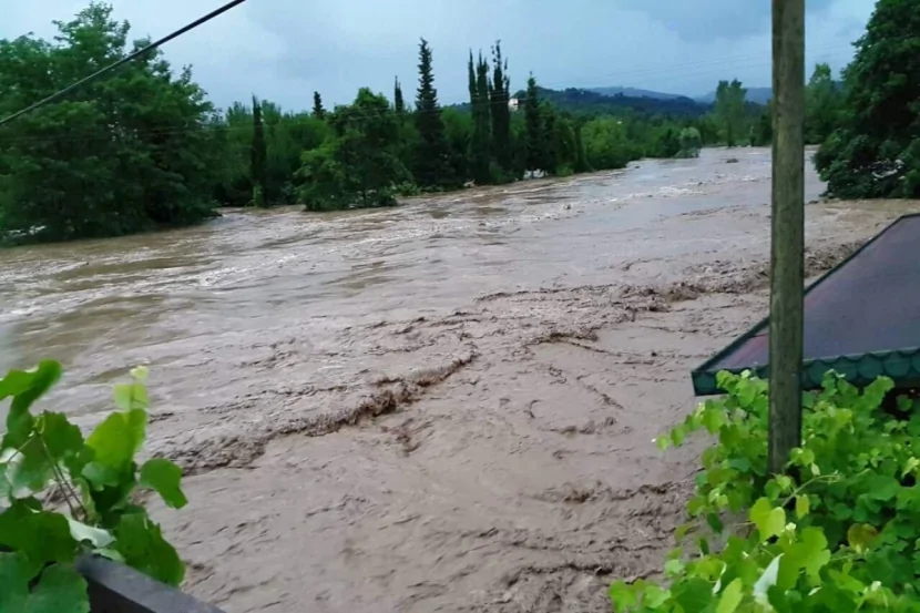 Qubada güclü sel körpünü DAĞITDI