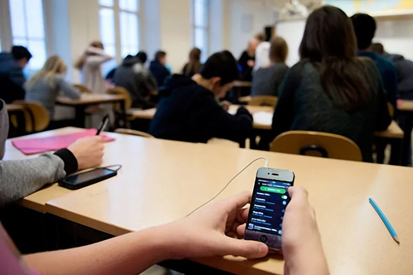 Ölkədə 300 məktəbdə şagirdlərə telefon QADAĞAN EDİLİB