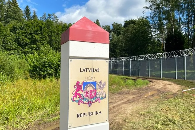 Latviya Belarusla sərhədi bağlamağa hazır olduğunu açıqlayıb