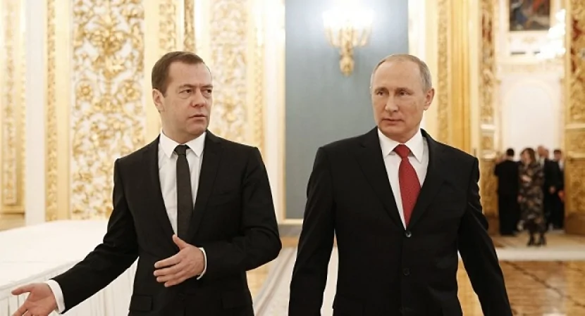 Putin Medvedyevi təltif etdi