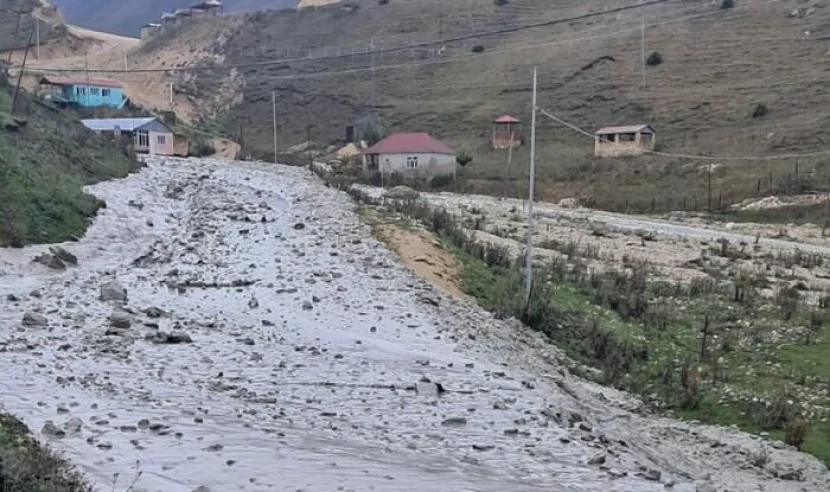 Laza kəndində yolu sel suları basdı