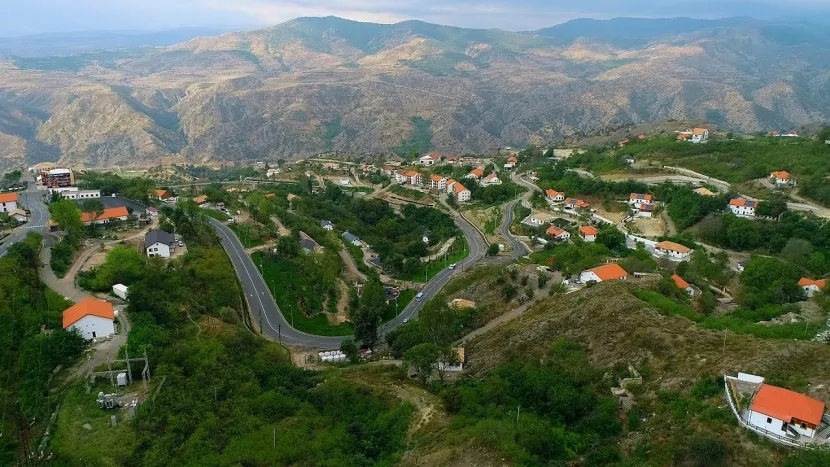 20 ailə yola  Laçına salındı