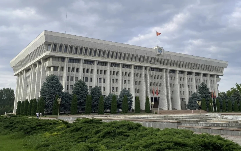 Qırğızıstan parlamenti buraxıldı