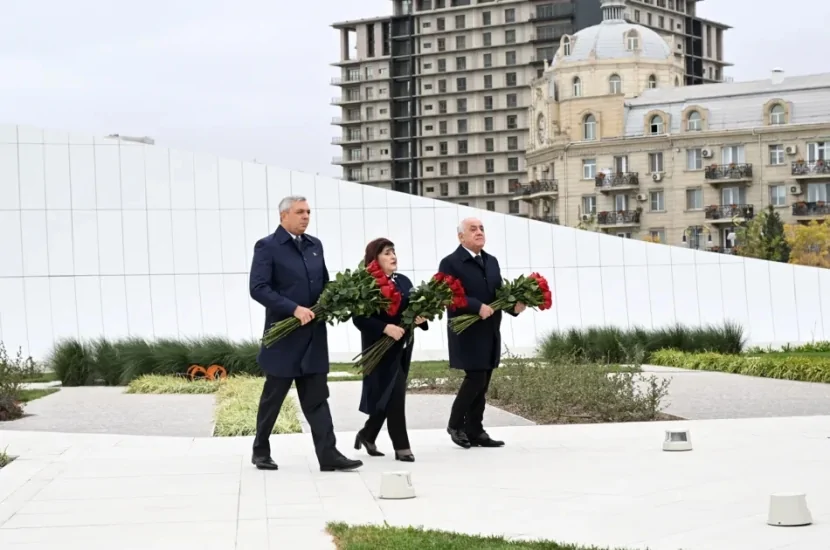 Rəsmilər Zəfər abidəsini ziyarət etdi - FOTO