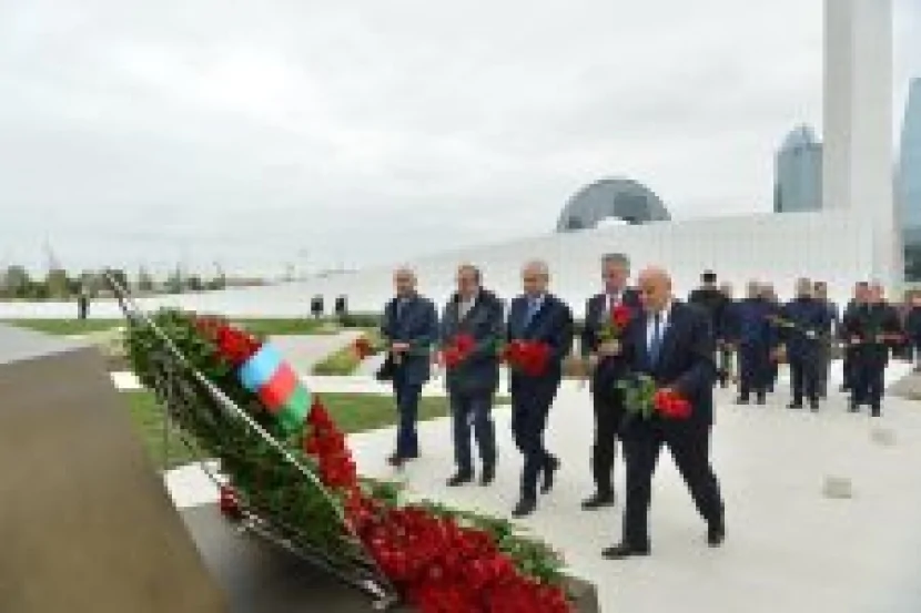 Milli Məclisin kollektivi Zəfər parkını ziyarət edib (FOTO)