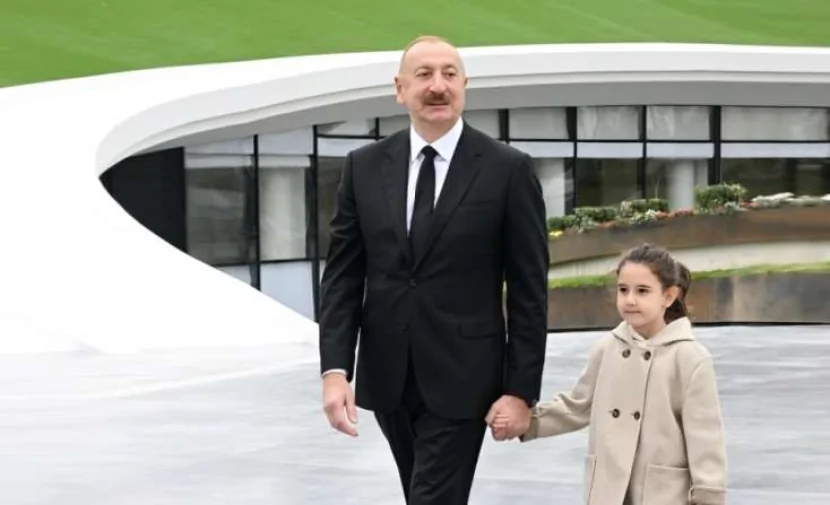 Prezidentin yanındakı kiçik qız kimdir? - FOTO