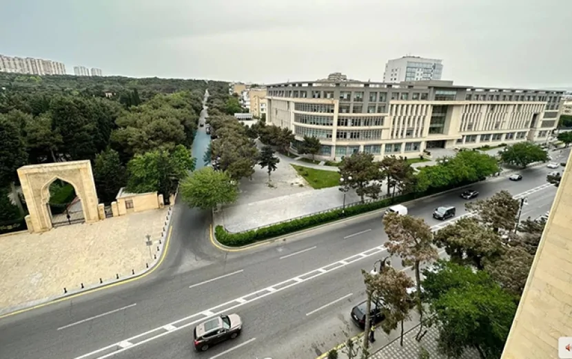 Yasamalda minik avtomobili yandı
