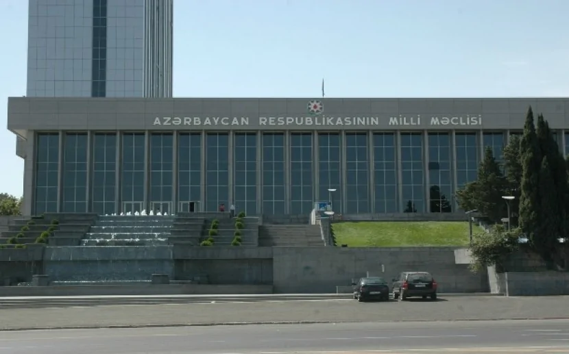 Milli Məclisin qarşısında avtomobil YANIB