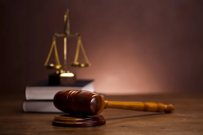Azərbaycanda iki vəkilin fəaliyyəti dayandırıldı