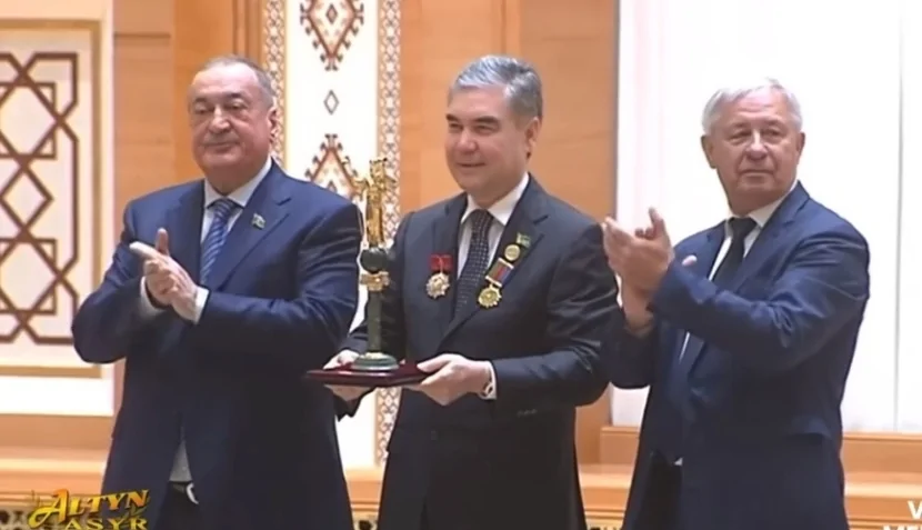 Eldar İsmayılov saxta ordeni Türkmənistan liderinə də təqdim edib