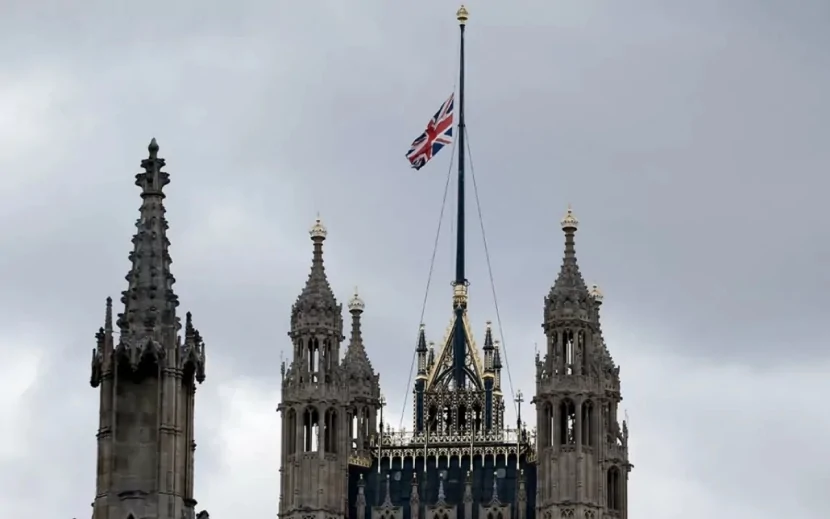 Britaniyada bayraqlar yarıya endirildi