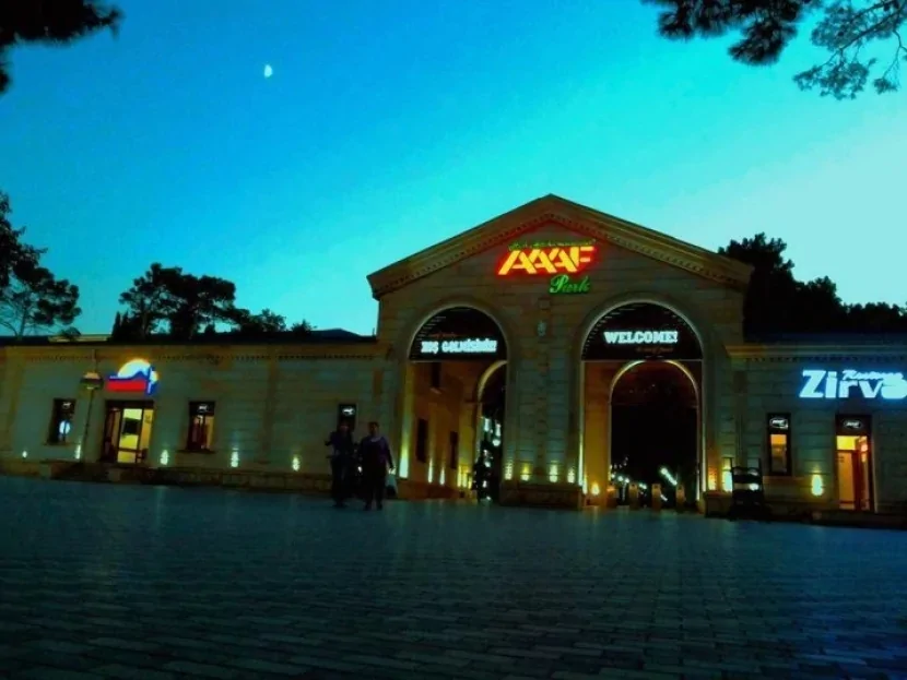 “AAAF park”da çoxmərtəbəli binada yanğın - Sakinlər təxliyə edildi