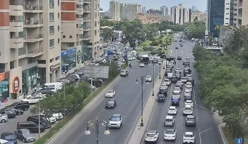 Bakıda dəhşətli qəza: Polisdən qaçırdı, maşınlara çırpıldı
