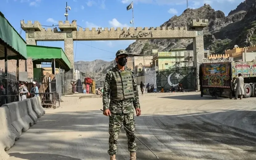 Pakistan sərhədində konvoya bombalı hücum - 11 hərbçi öldü